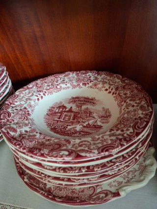 Platos hondos y llanos porcelana rojos y blancos