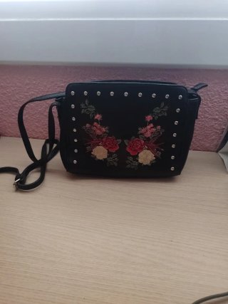 Bolso negro con flores y tachuelas
