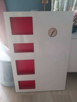 Pizarra magnética con reloj y compartimentos.