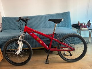 Bicicleta infantil roja