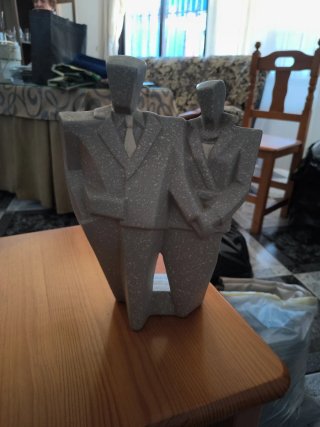Escultura moderna pareja piedra