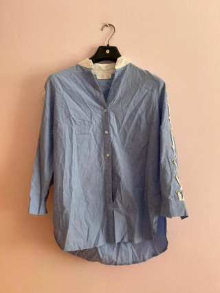 Camisa azul mujer con cordones blancos