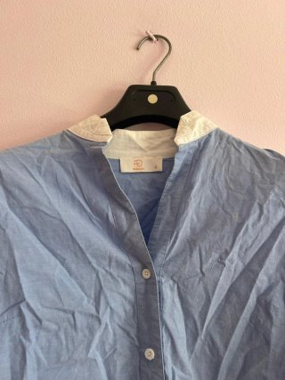 Camisa azul mujer con cordones blancos