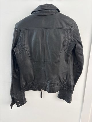Cazadora de piel negra