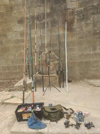 Lote cañas de pescar y red