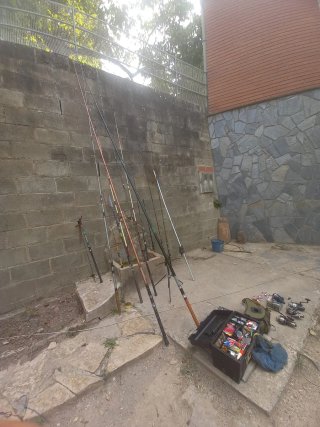 Lote cañas de pescar y red