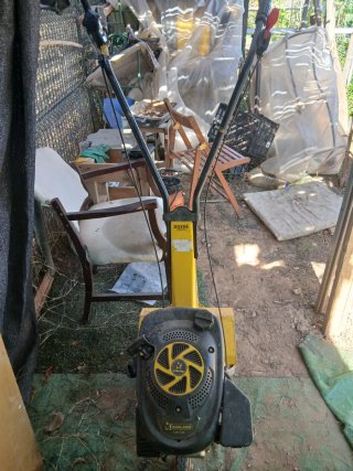 Motocultor amarillo