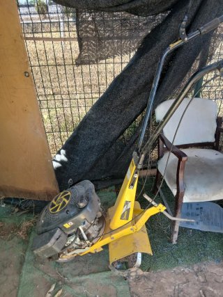 Motocultor amarillo