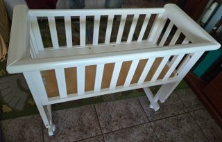 Cuna de bebe de madera con ruedas