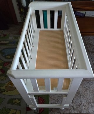 Cuna de bebe de madera con ruedas