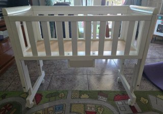 Cuna de bebe de madera con ruedas