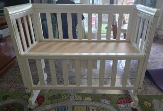 Cuna de bebe de madera con ruedas