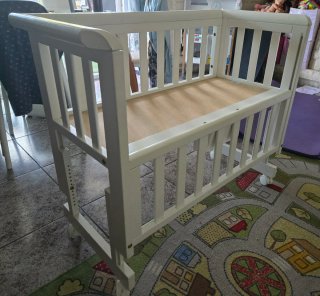 Cuna de bebe de madera con ruedas