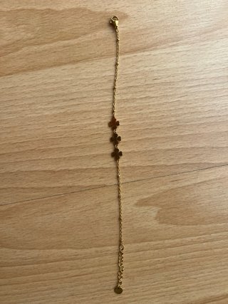 Pulsera dorada con tres tréboles