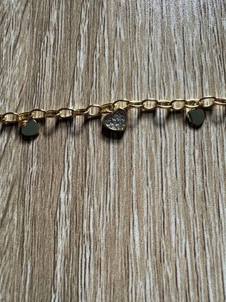 Pulsera dorada con corazones