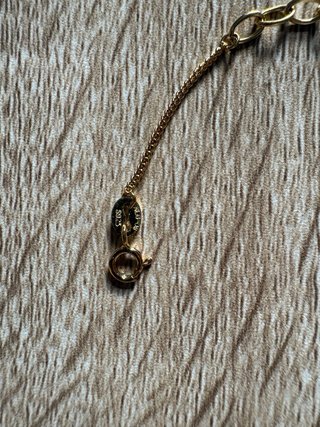 Pulsera dorada con corazones
