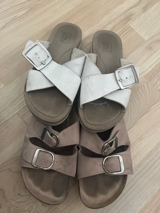 Sandalias blancas y rosas