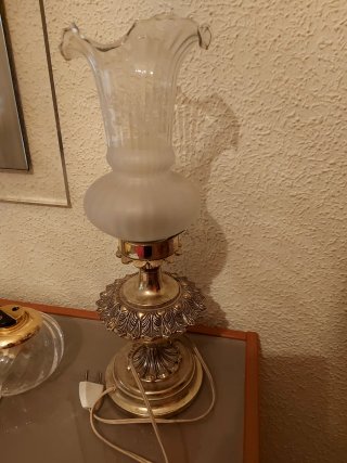 Lámpara de mesilla dorada y cristal