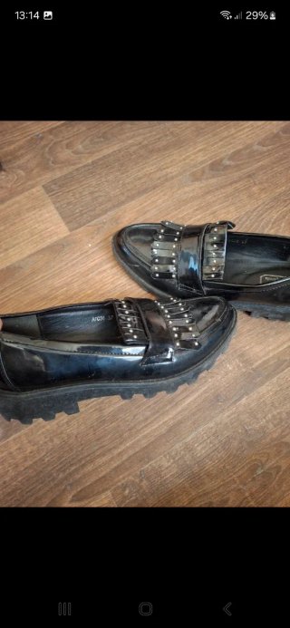 Mocasines negros charol con tachuelas