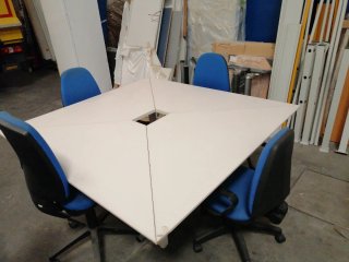 Mesa de oficina blanca con sillas azules