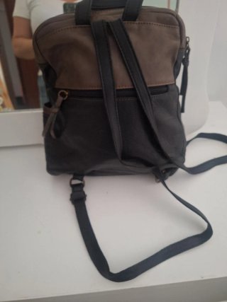 Mochila de piel negra y marrón