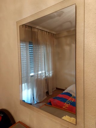 Espejo de pared sencillo
