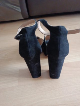 Sandalias negras ante Stradivarius
