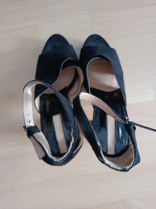 Sandalias negras ante Stradivarius