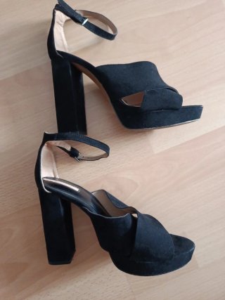 Sandalias negras ante Stradivarius