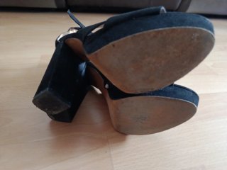 Sandalias negras ante Stradivarius
