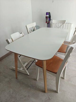 Mesa de comedor blanca y madera