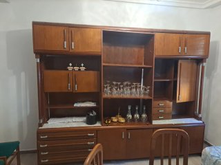 Mueble de madera con vitrina y cajones