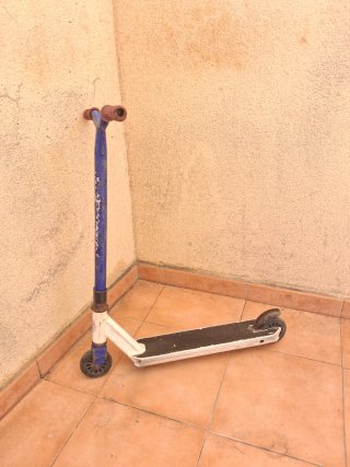 Patinete azul y blanco