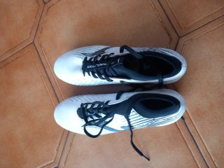 Zapatillas de fútbol Joma blancas y negras