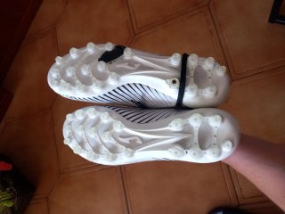 Zapatillas de fútbol Joma blancas y negras