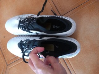 Zapatillas de fútbol Joma blancas y negras