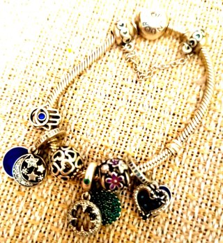 Pulsera Pandora con varios charms