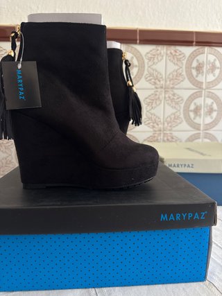 Botines Mary Paz negros con cuña y flecos