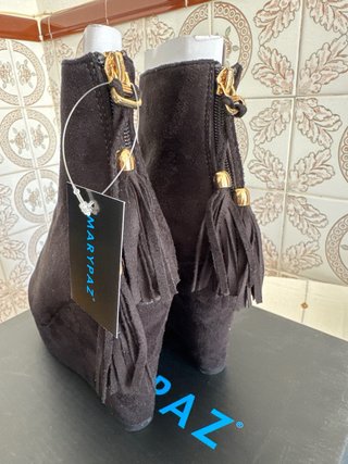 Botines Mary Paz negros con cuña y flecos