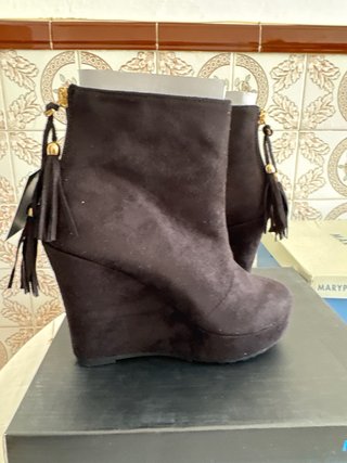 Botines Mary Paz negros con cuña y flecos