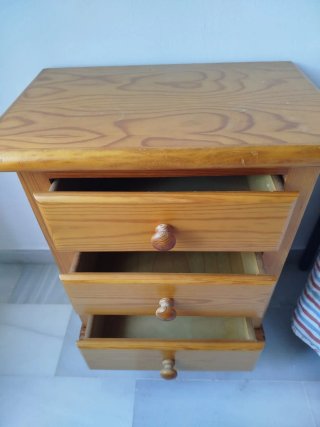 Mesita de noche de madera