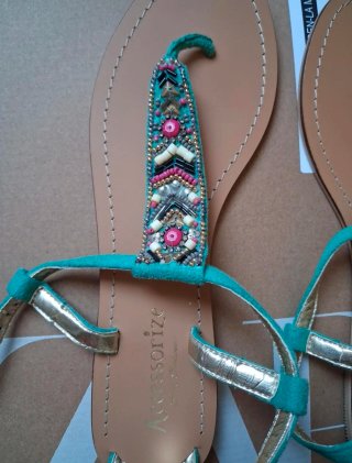 Sandalias planas turquesa con pedrería