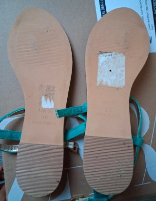 Sandalias planas turquesa con pedrería