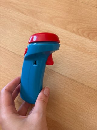 Coche teledirigido rojo con alerón