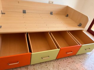 Cama infantil con cajones de colores