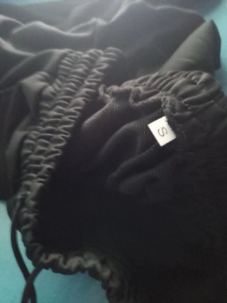 Pantalones deportivos negros con diseño