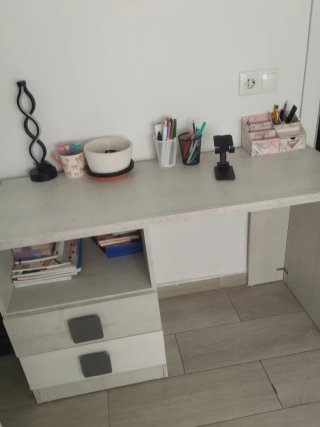Escritorio blanco y gris