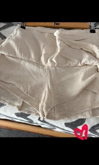 Falda pantalón beige con volantes