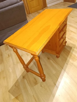 Escritorio de madera estilo clásico