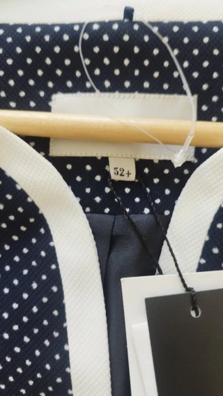 Chaqueta azul marino con topos blancos T.52